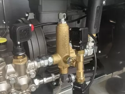 Upgraded unloader valve with integrated pressure and flow switch on a Nilfisk 400HS DTE system. Modification improves machine protection, ensures correct pressure regulation, and enhances overall reliability during operation.